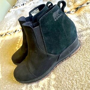 Sorel ankle boots. Excellent condition. 9.5. Black suede and leather.